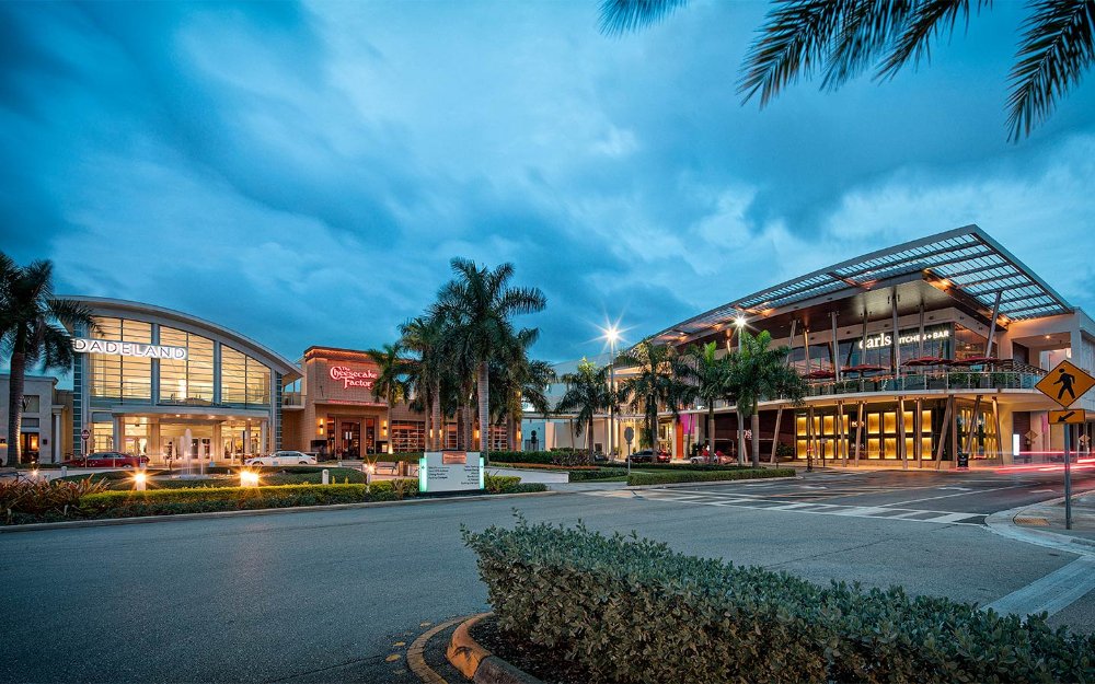 Dadeland-Cheesecake-Entrance_1440x900